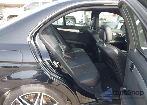 2013 Mercedes-Benz C 300 Sport 4Matic z USA, uszkodzony, nr VIN WDDGF8AB5DA836565